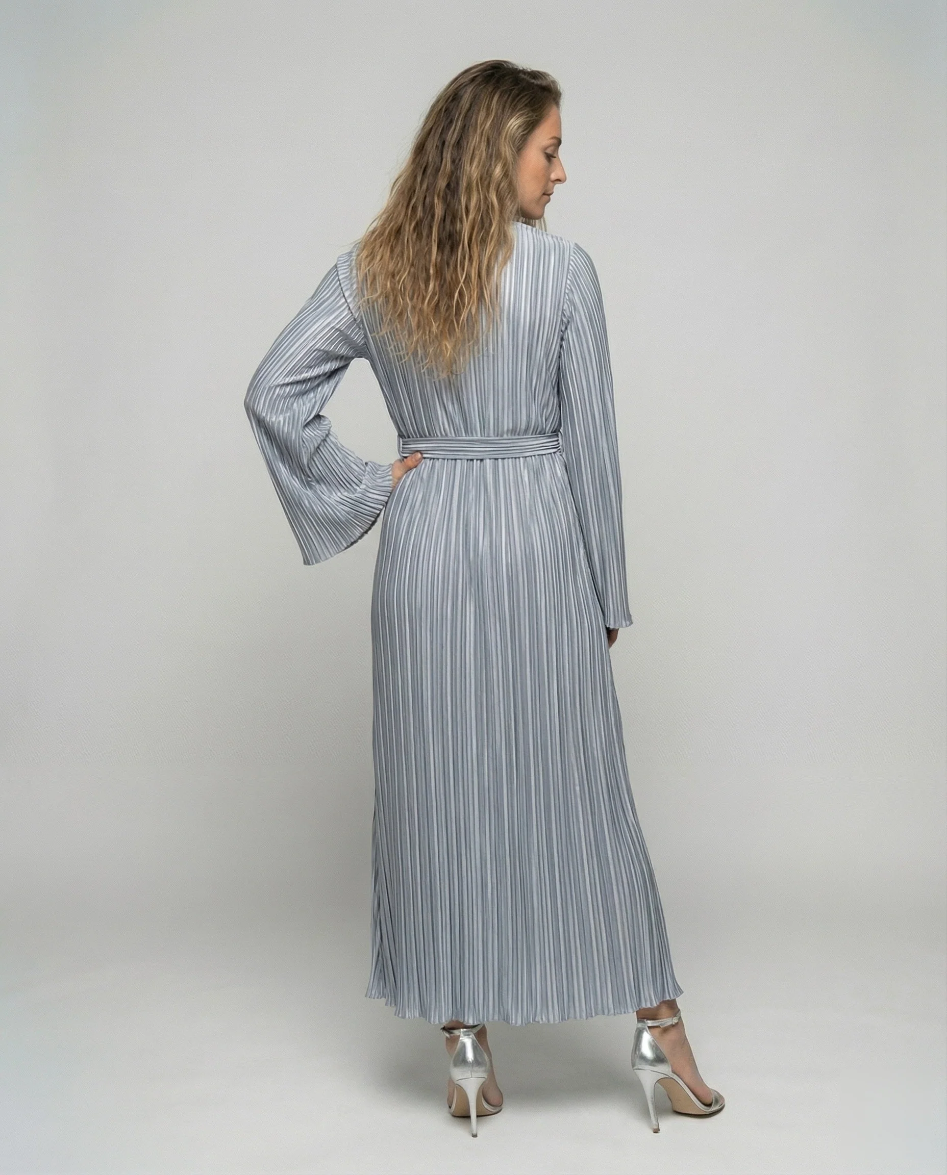 Damen Plissee-Maxikleid mit Glockenärmeln - Image 4