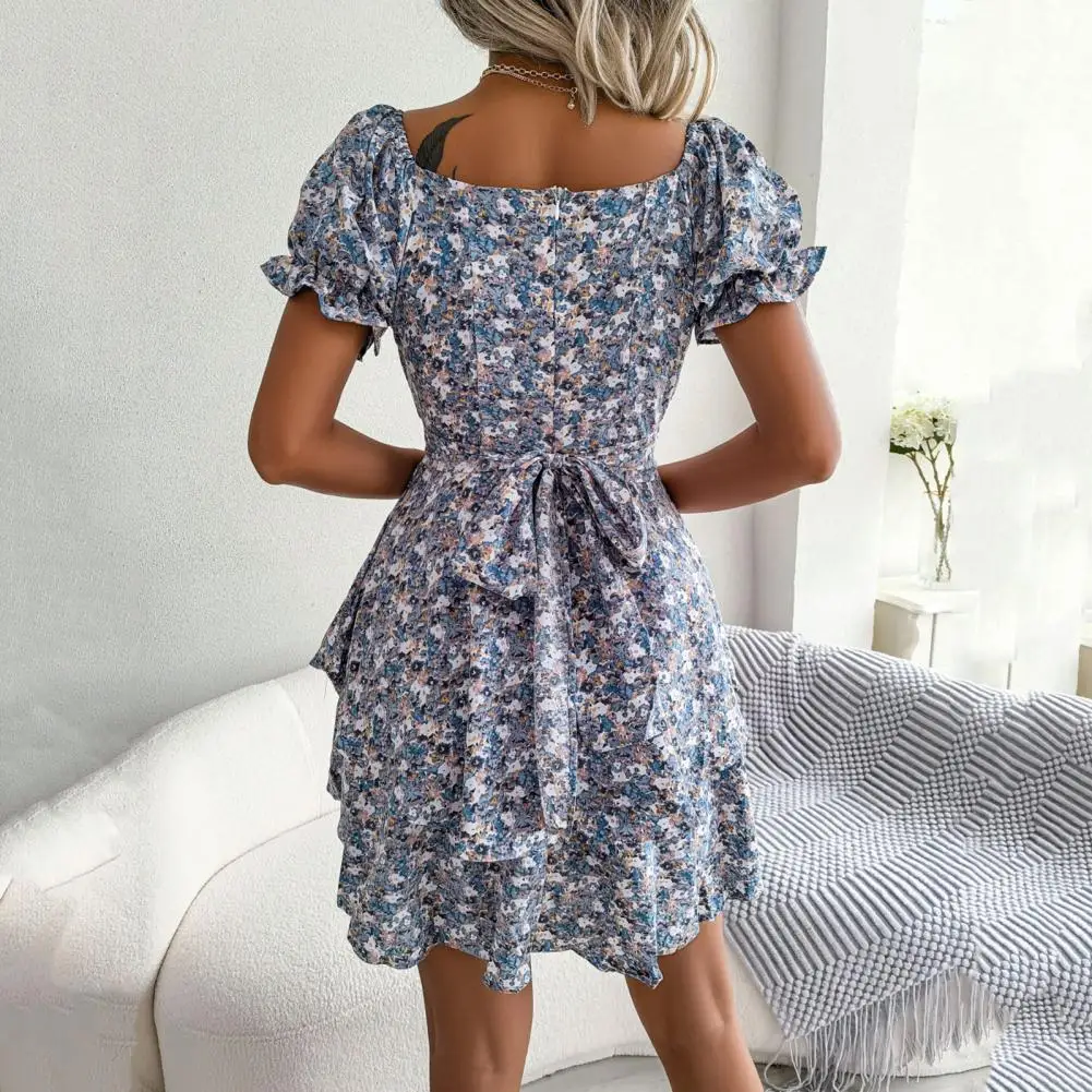 Blumenkleid mit quadratischem Ausschnitt und Puffärmeln - Image 6