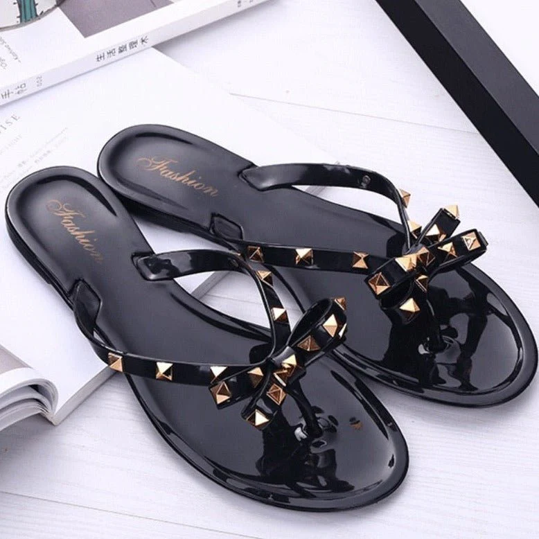 Flip-Flop-Sandalen mit Schleifen und Nieten