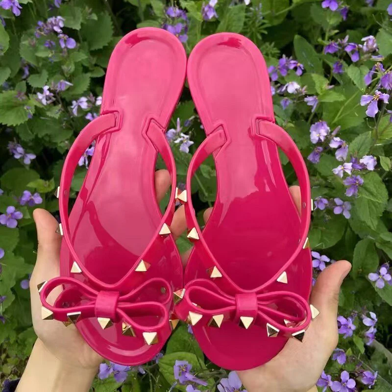 Flip-Flop-Sandalen mit Schleifen und Nieten - Image 3