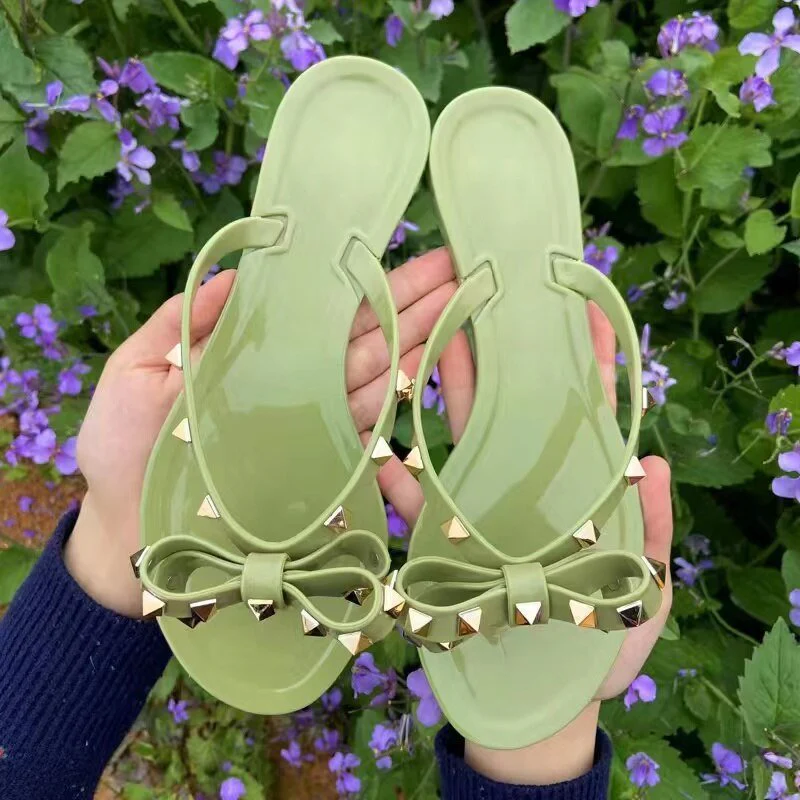 Flip-Flop-Sandalen mit Schleifen und Nieten - Image 5