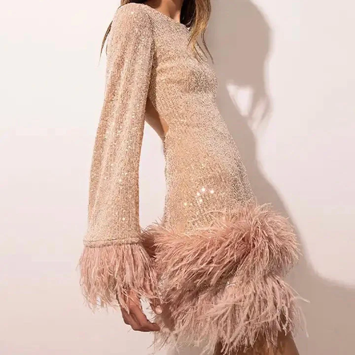 Glamouröses Kleid mit Pailletten und Federsaum - Image 4
