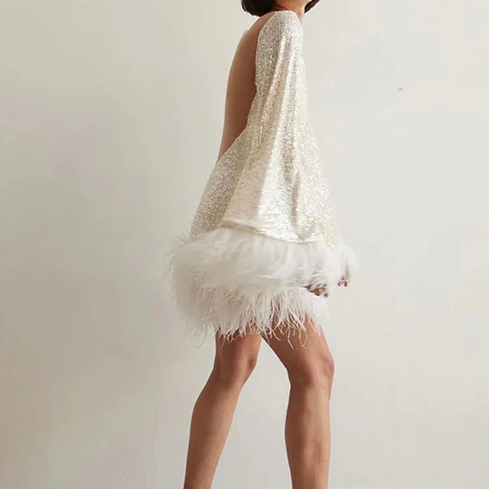 Glamouröses Kleid mit Pailletten und Federsaum - Image 7