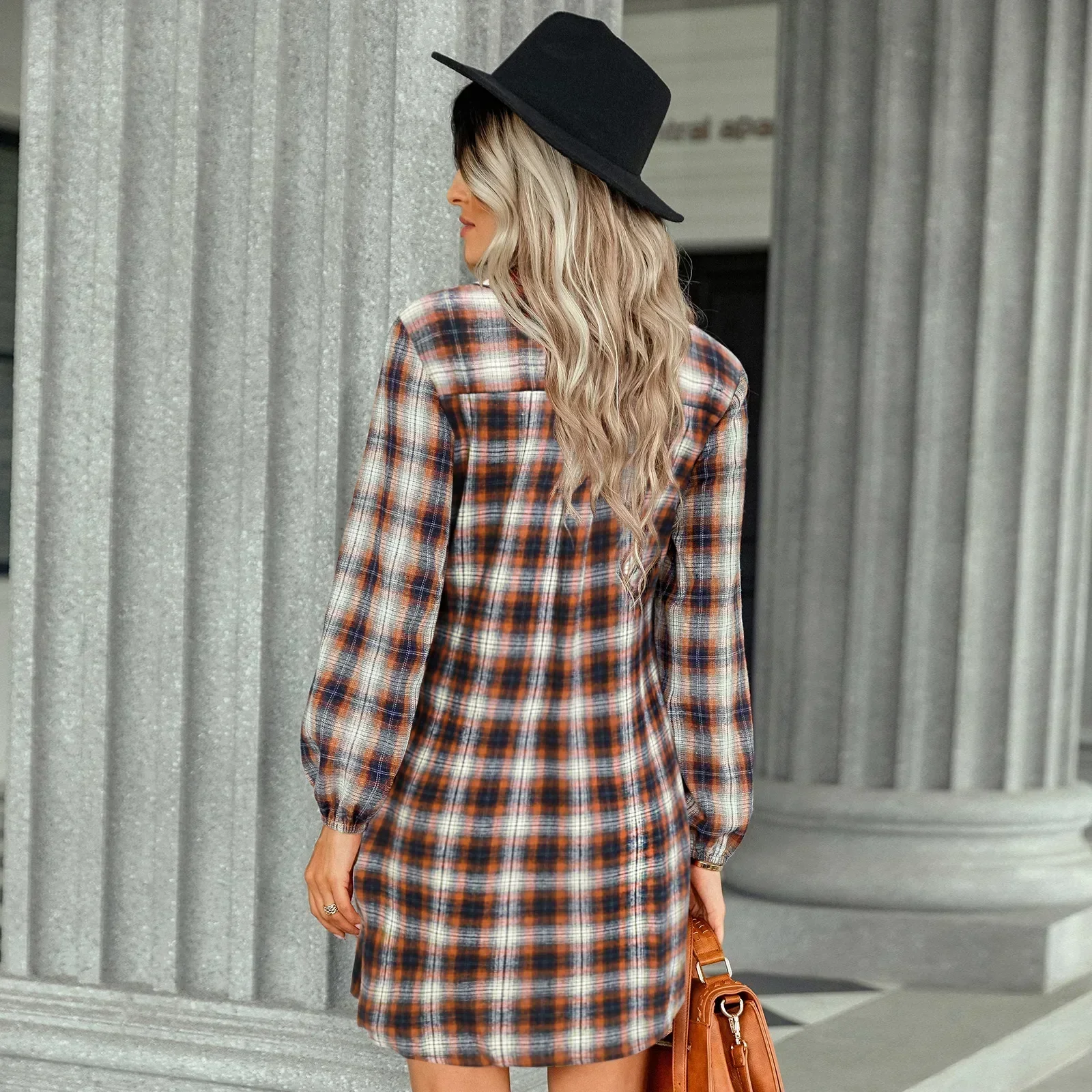 Kariertes Hemdkleid mit Gürtel und Knopfdetails - Image 11