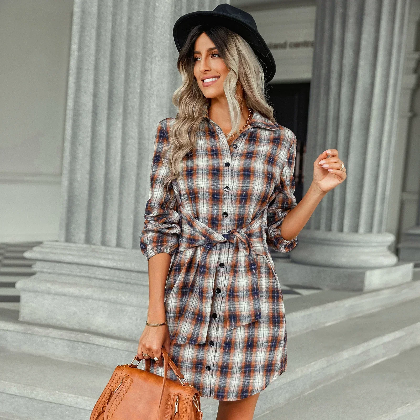 Kariertes Hemdkleid mit Gürtel und Knopfdetails - Image 12