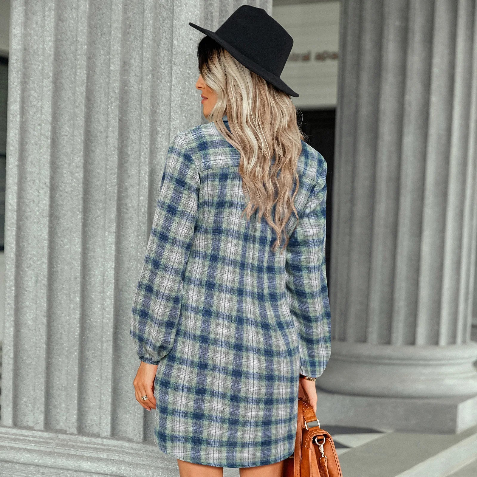 Kariertes Hemdkleid mit Gürtel und Knopfdetails - Image 20