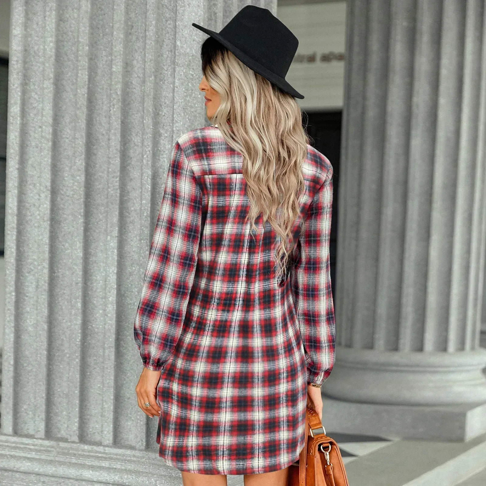 Kariertes Hemdkleid mit Gürtel und Knopfdetails - Image 29