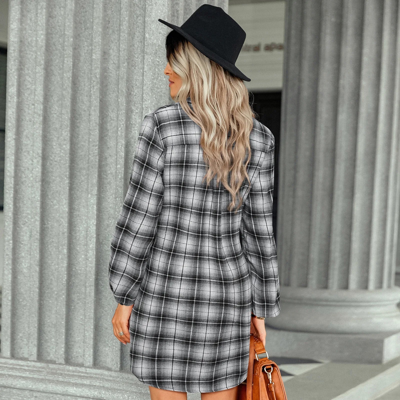 Kariertes Hemdkleid mit Gürtel und Knopfdetails - Image 32