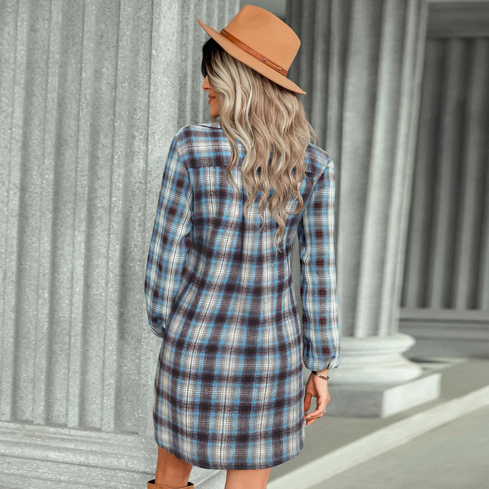 Kariertes Hemdkleid mit Gürtel und Knopfdetails - Image 4