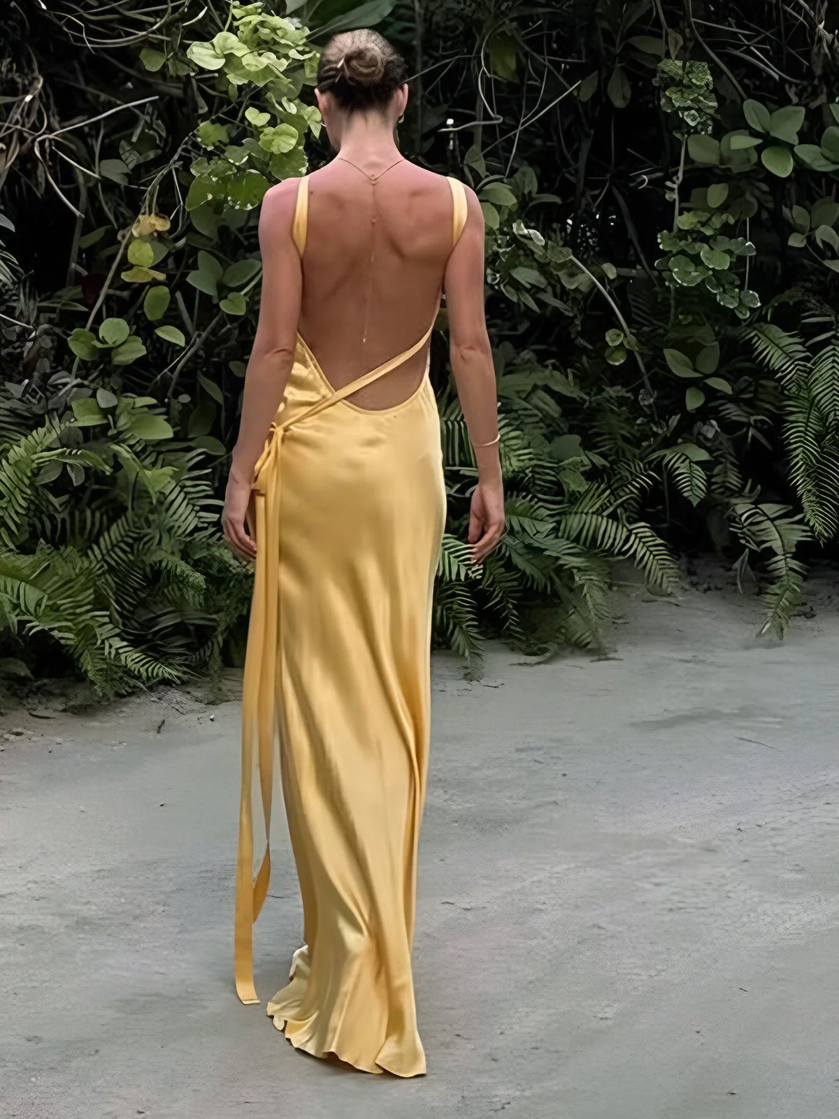 Heidi-Mode | Asymmetrisches Satin Kleid mit Einem Schulterdesign - Image 3