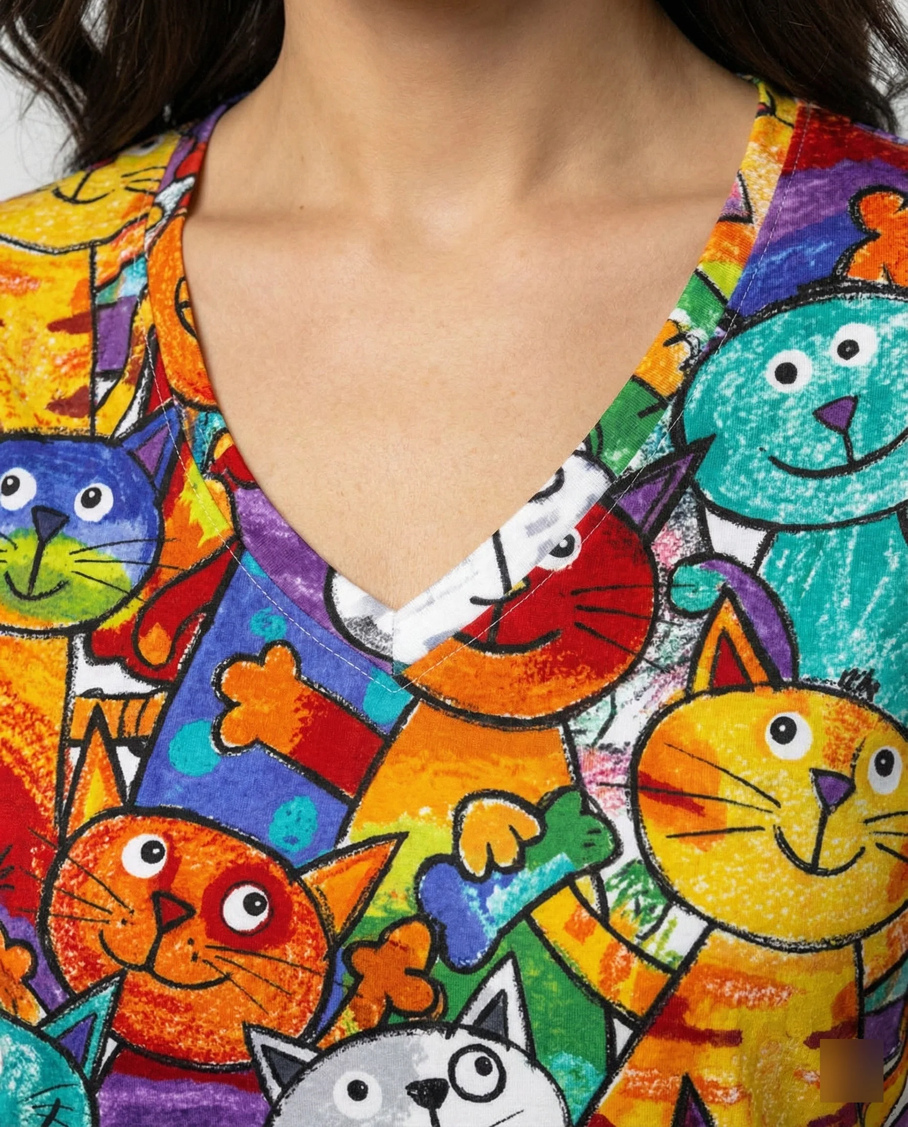 Heidi-Mode | Bequemes T-Shirt Mit Buntem Katzenprint Für Damen - Image 2