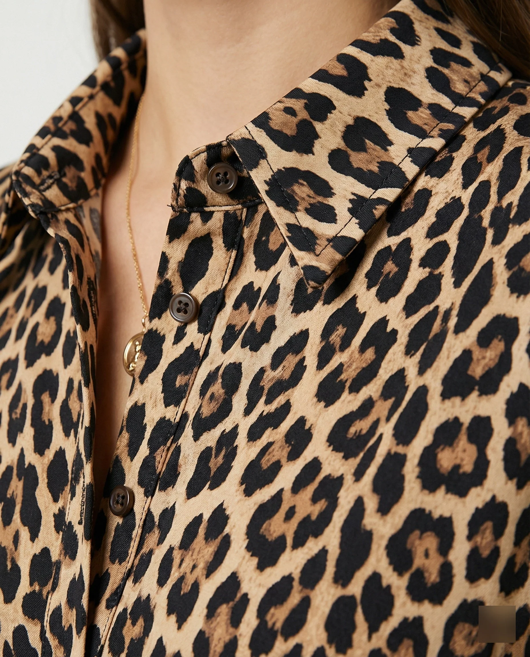 Lässiges Kleid mit Leopardenmuster, geteiltem Saum und hochgekrempelten Ärmeln - Image 2