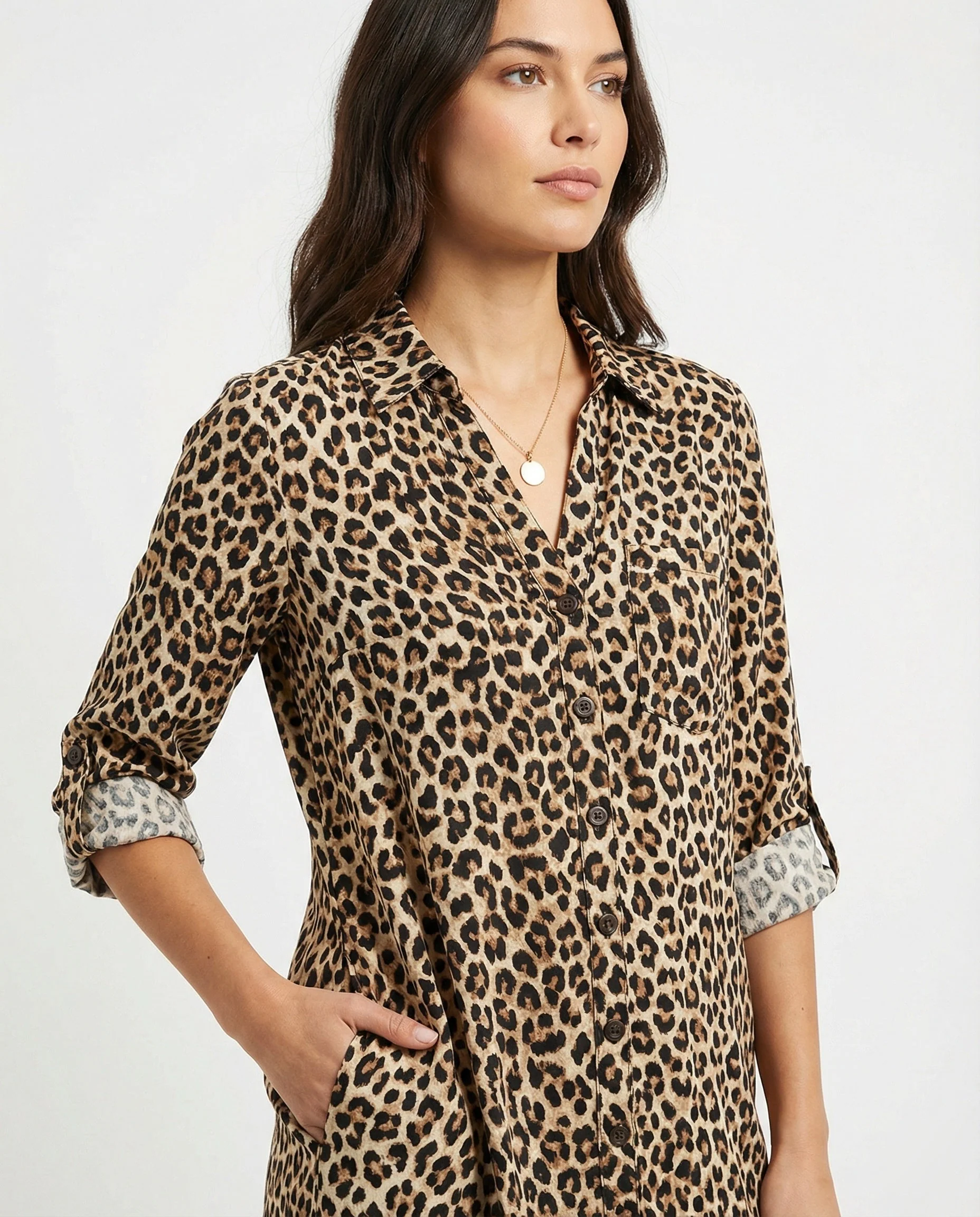 Lässiges Kleid mit Leopardenmuster, geteiltem Saum und hochgekrempelten Ärmeln - Image 3