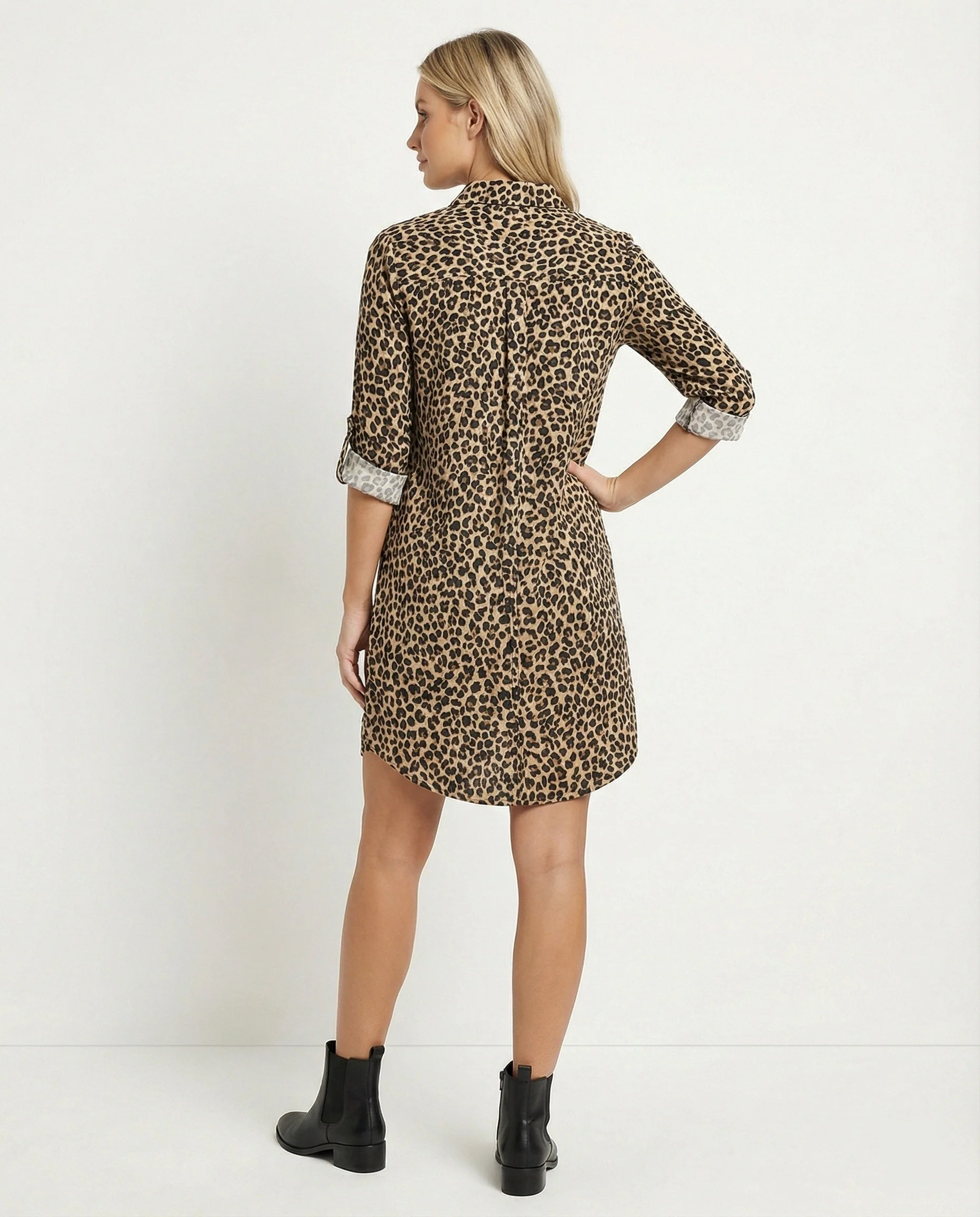 Lässiges Kleid mit Leopardenmuster, geteiltem Saum und hochgekrempelten Ärmeln - Image 4