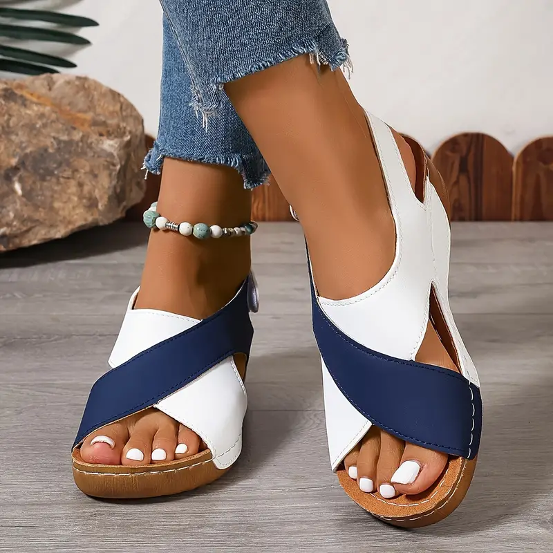 Damenschuhe mit kontrastierendem Keilabsatz