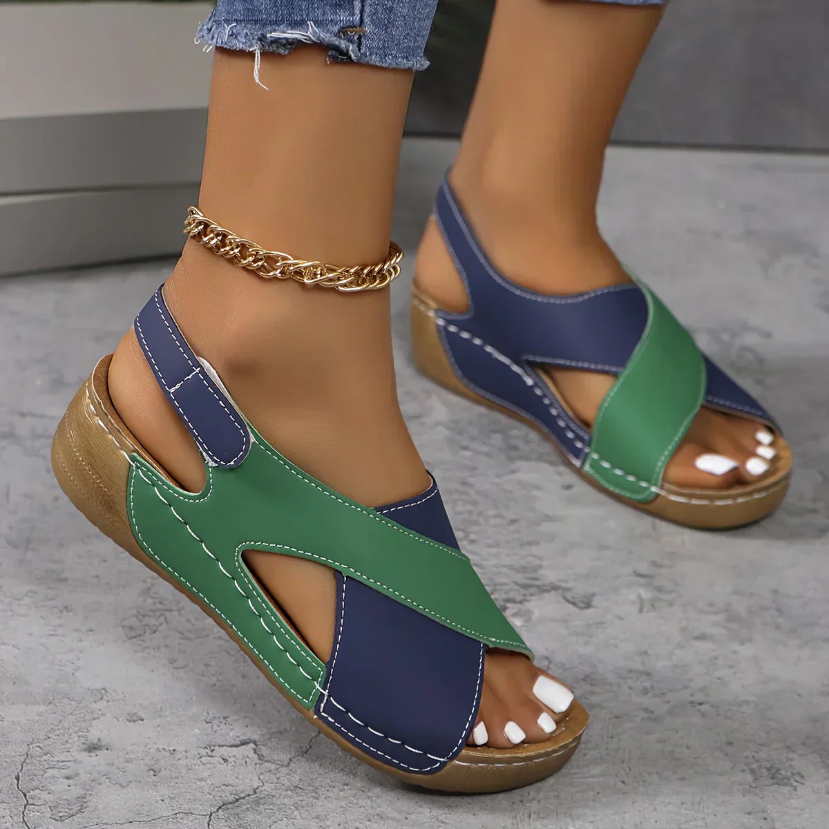 Damenschuhe mit kontrastierendem Keilabsatz - Image 6