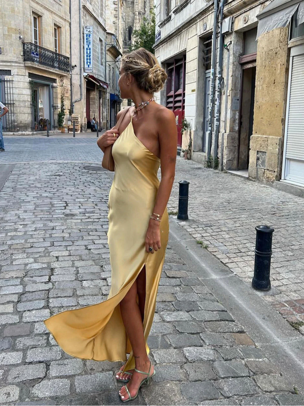 Lange satin Kleid mit Schlitzen am Rücken - Image 8