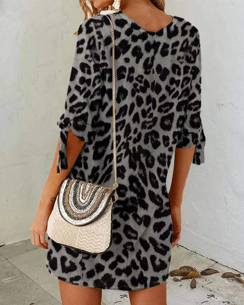 Lässiges Kleid mit mittellangen Ärmeln mit Schleife, Rundhalsausschnitt und Leopardenmuster - Image 2