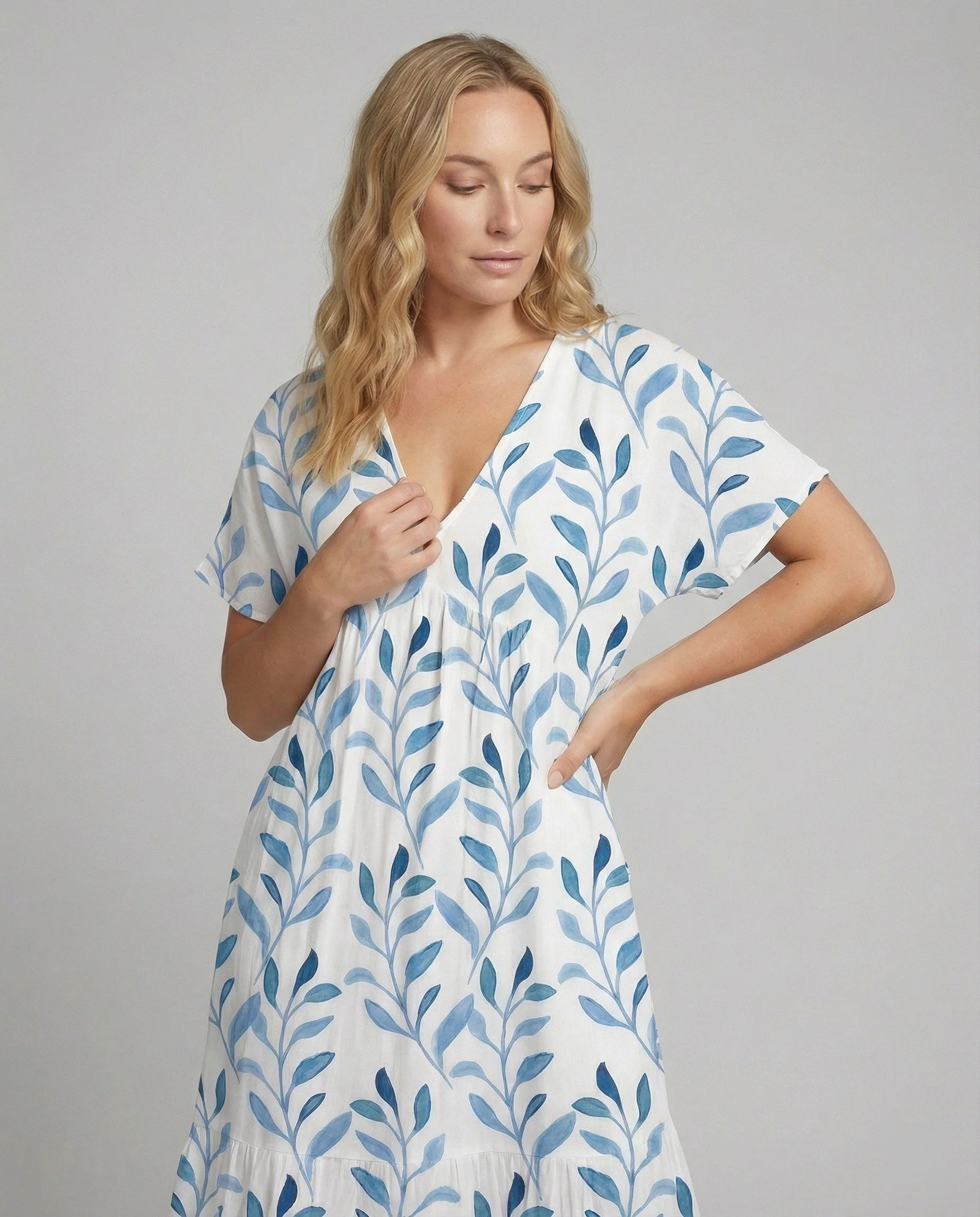 Luftiges Sommerkleid mit kurzen Ärmeln und Allover-Blattdruck - Image 2