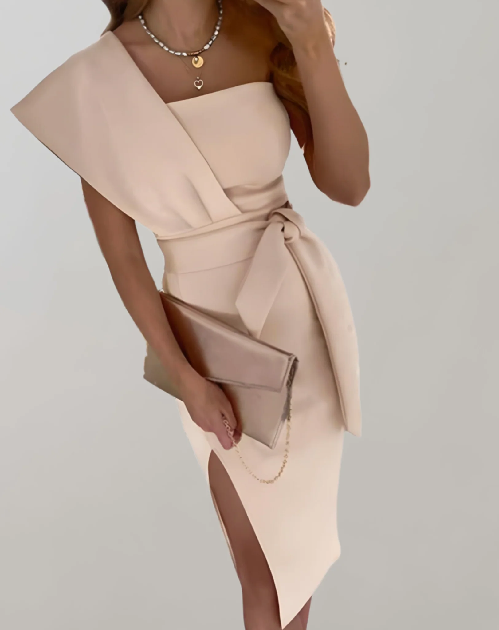 Schmal geschnittenes One-Shoulder-Kleid mit Schleife in der Taille und hohem Seitenschlitz